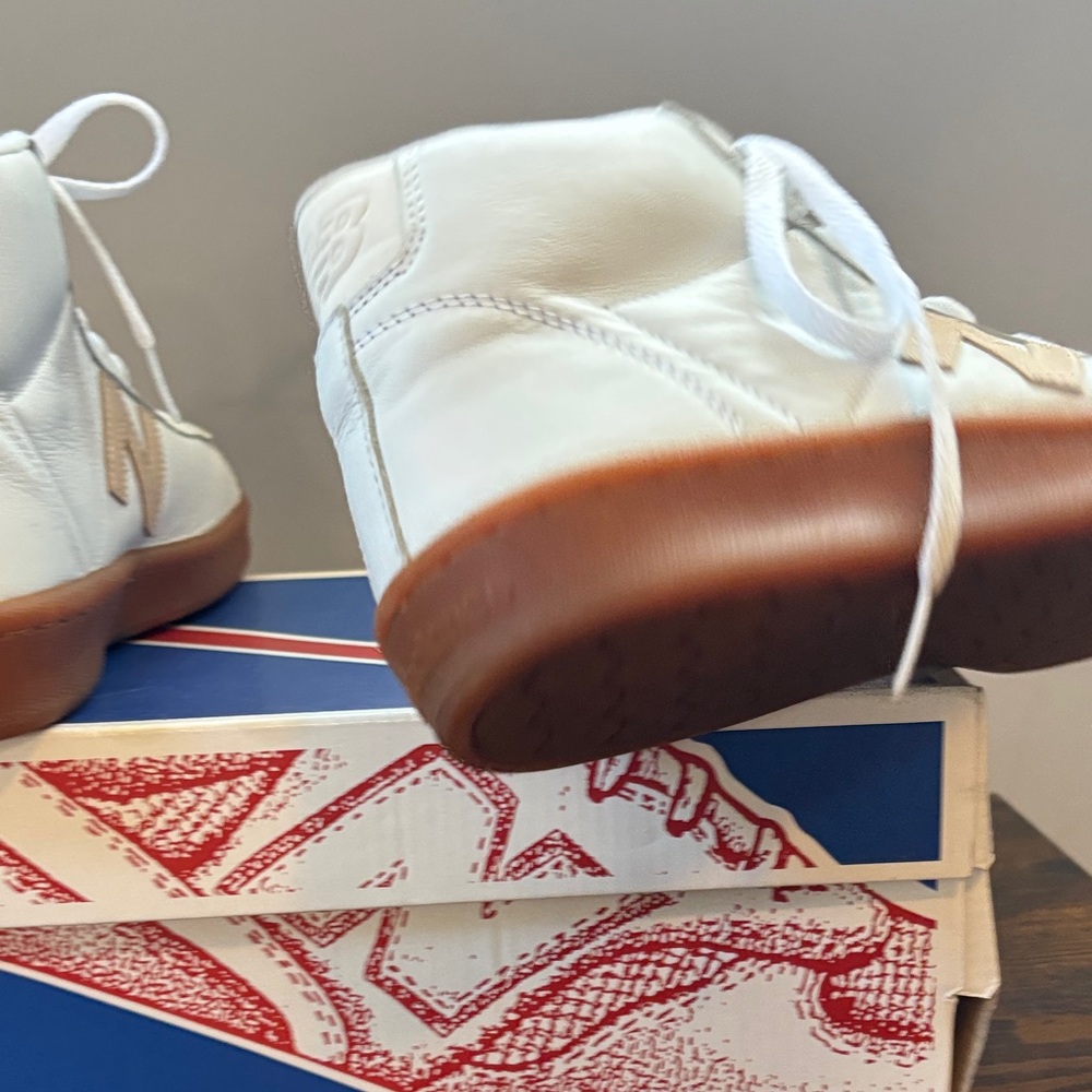New Balance White High-Top Sneakers with Gum Outsole and Subtle Logo - Picture 5 of 6